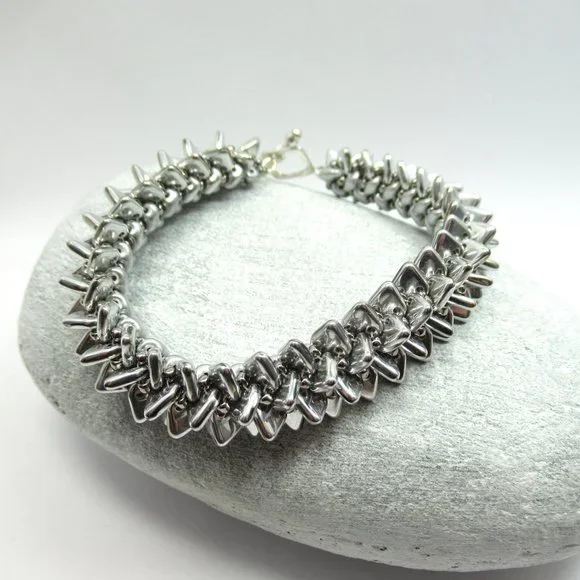 Handwoven spiky silver triangle bracelet - Picture 8 of 12